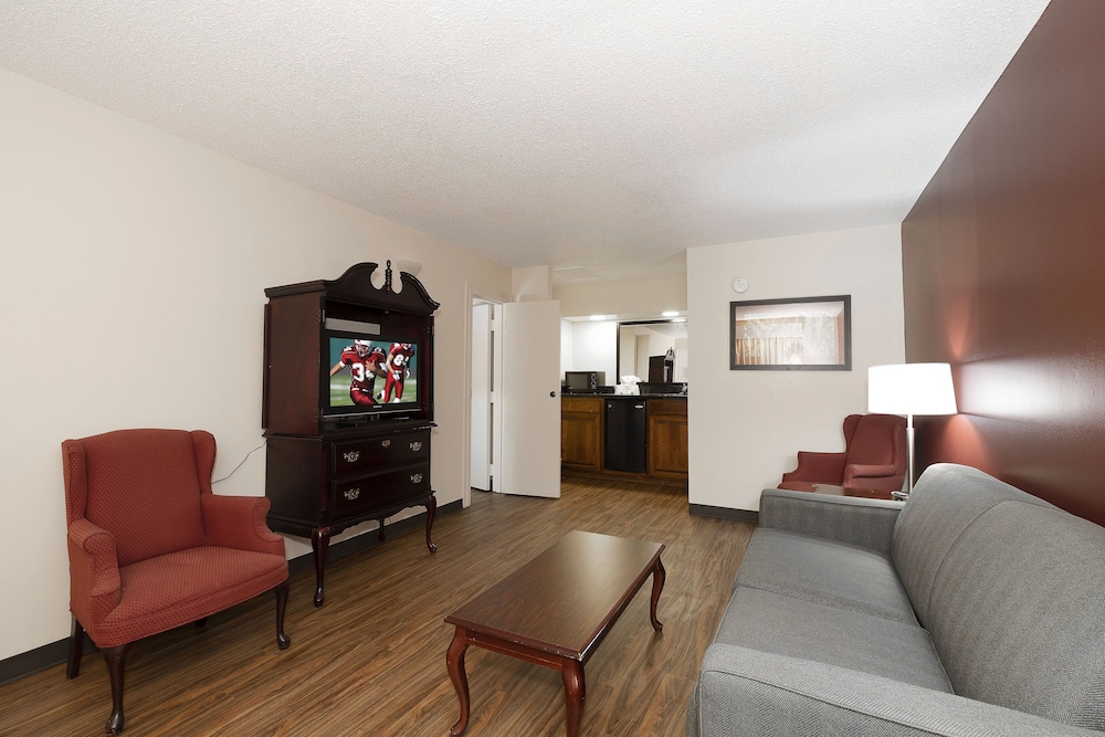 Red Roof Inn & Suites Calhoun 25/34