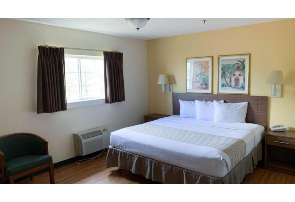1 Queen Bed - Non-Smoking, Micfridge