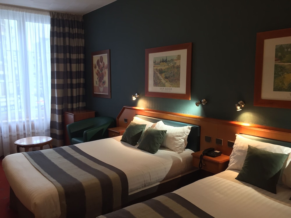 ROOM, TRIPLE, 1 DOUBLE AND 1 SINGLE BED, BATHTUB