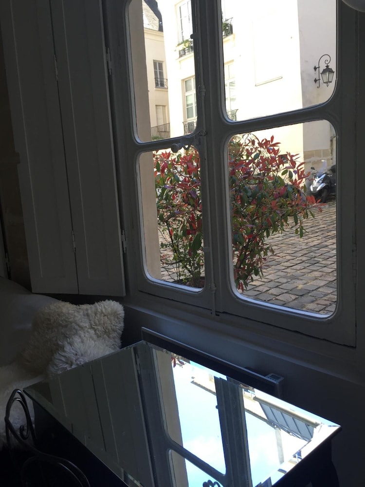 De La Place Des Vosges 48/63