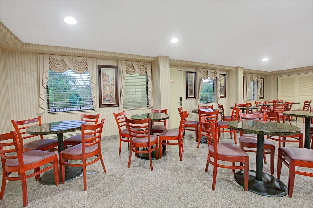 Travelodge by Wyndham Parsippany 17/25