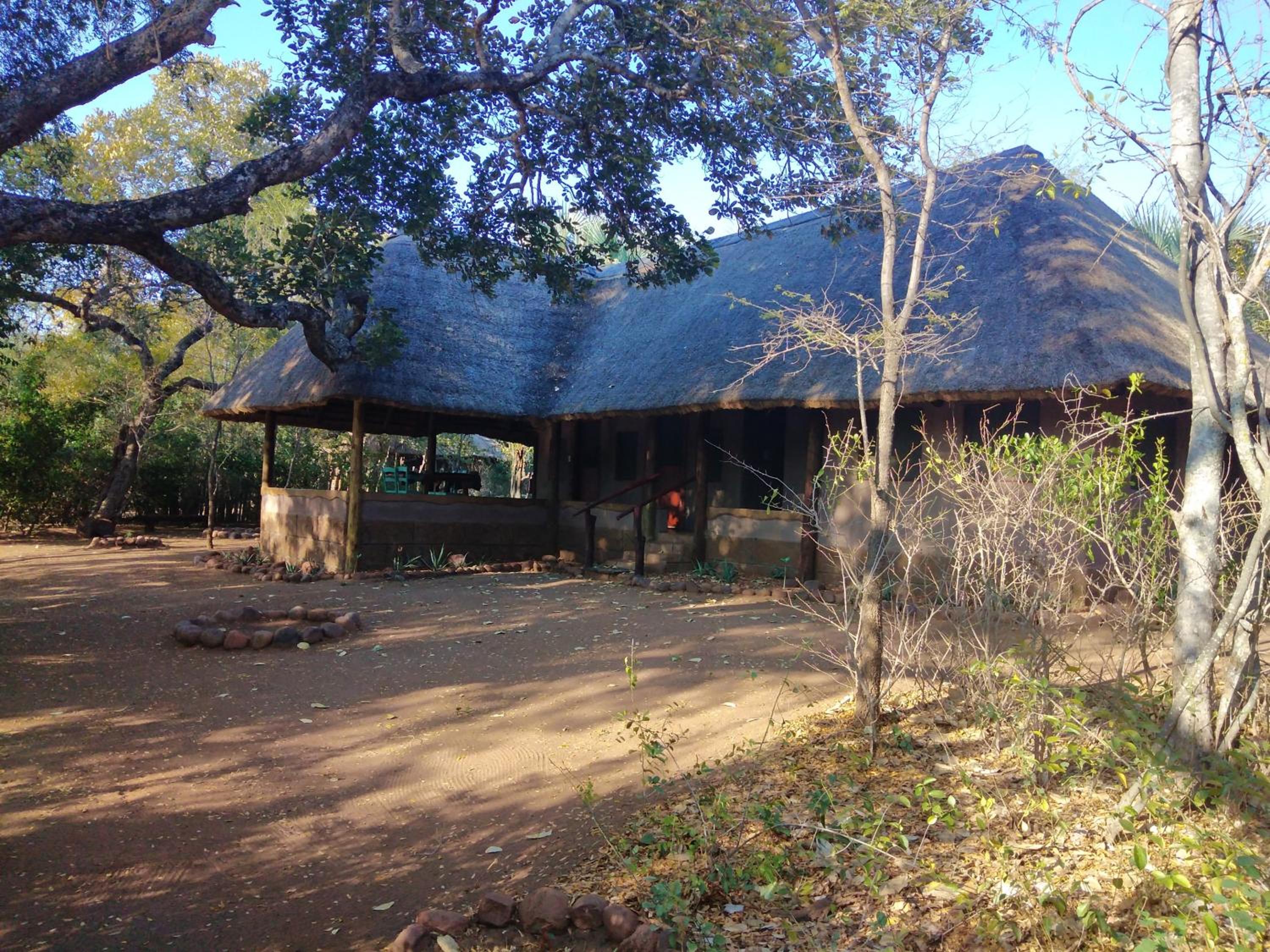 Nthakeni Bush & River Camp 4/14