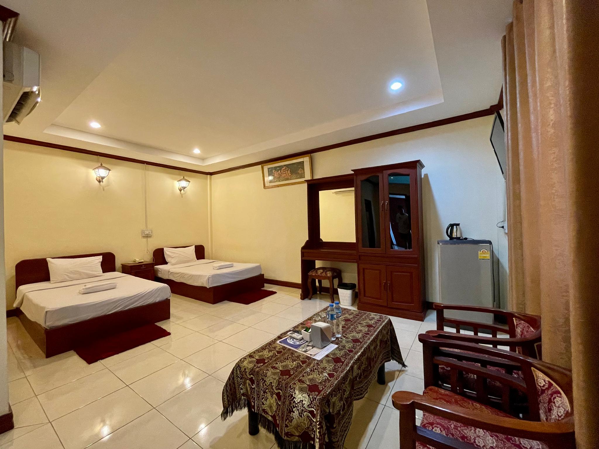 Room, 2 Double and Twin Beds