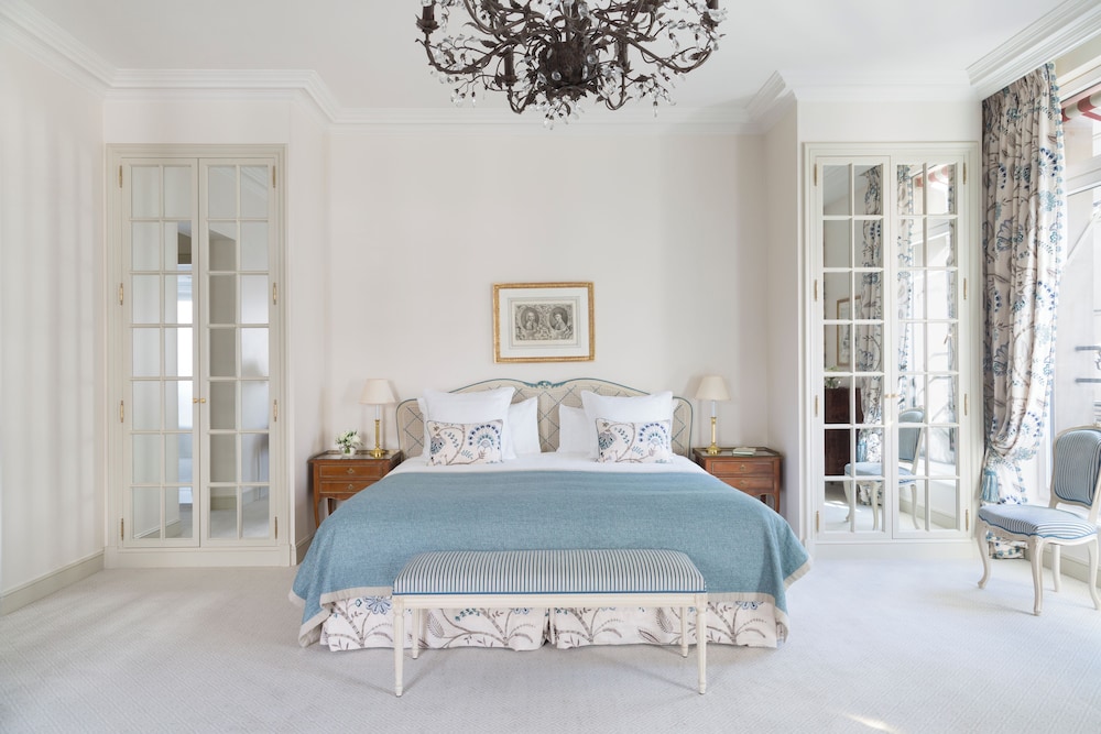 Junior Suite, King Bed, Corner, Le Bristol Paris 2/9