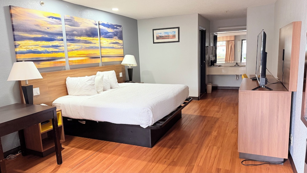Standard, King Bed, Smoking, Days Inn & Suites by Wyndham Winnie 3/6