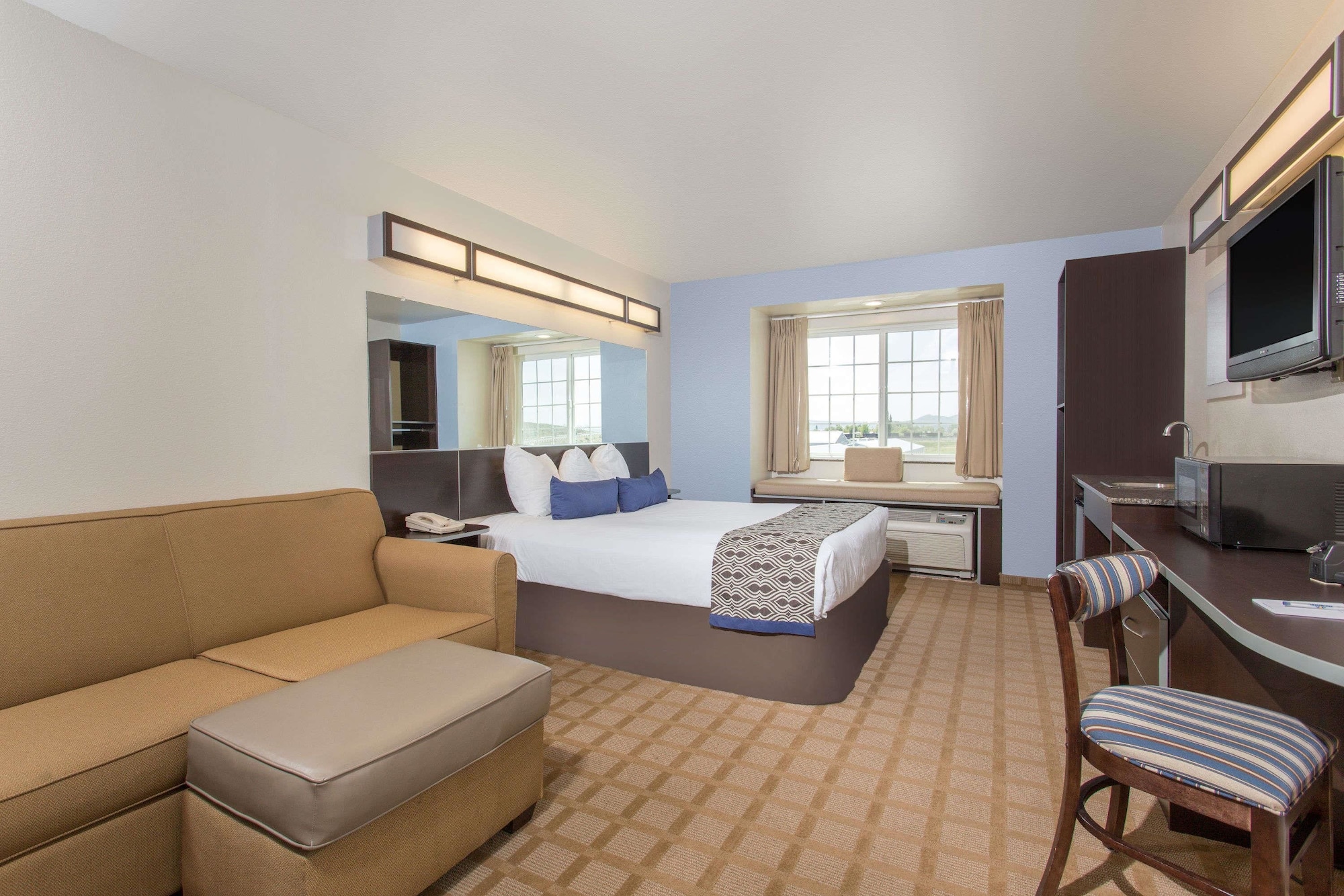 Suite, Queen Bed, Accessible