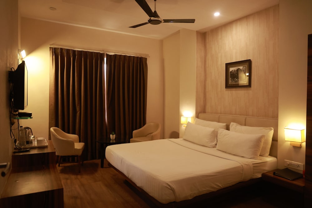 SAPNA CLARKS INN 22/47