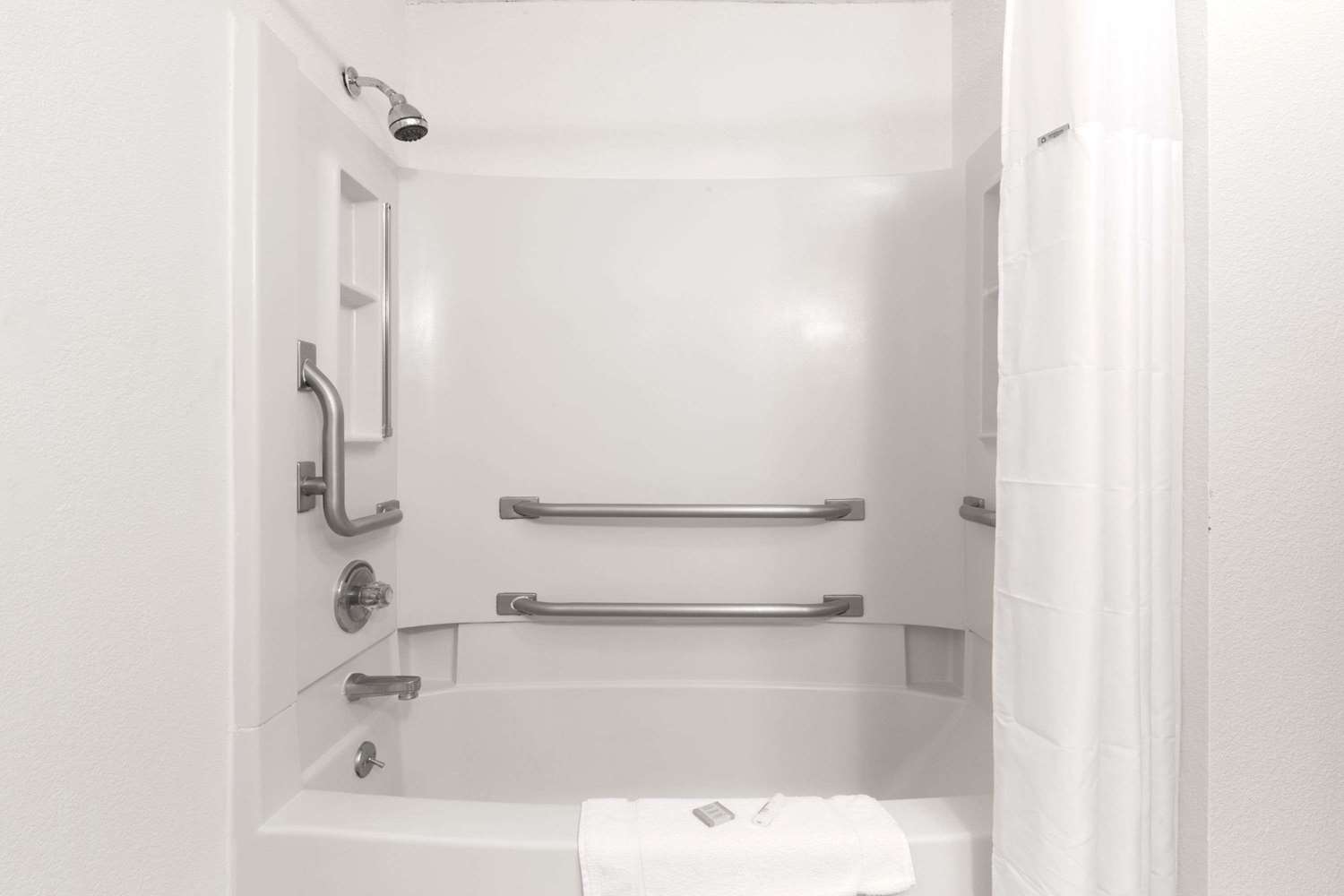 Super 8 By Wyndham Boonville 20/20