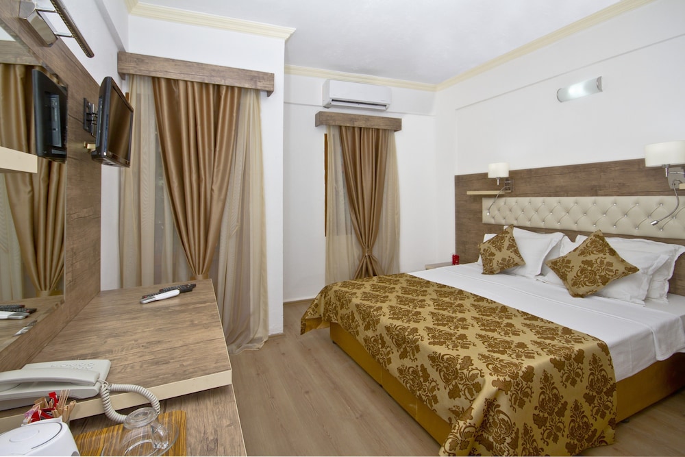 Manuela Hotel 8/50