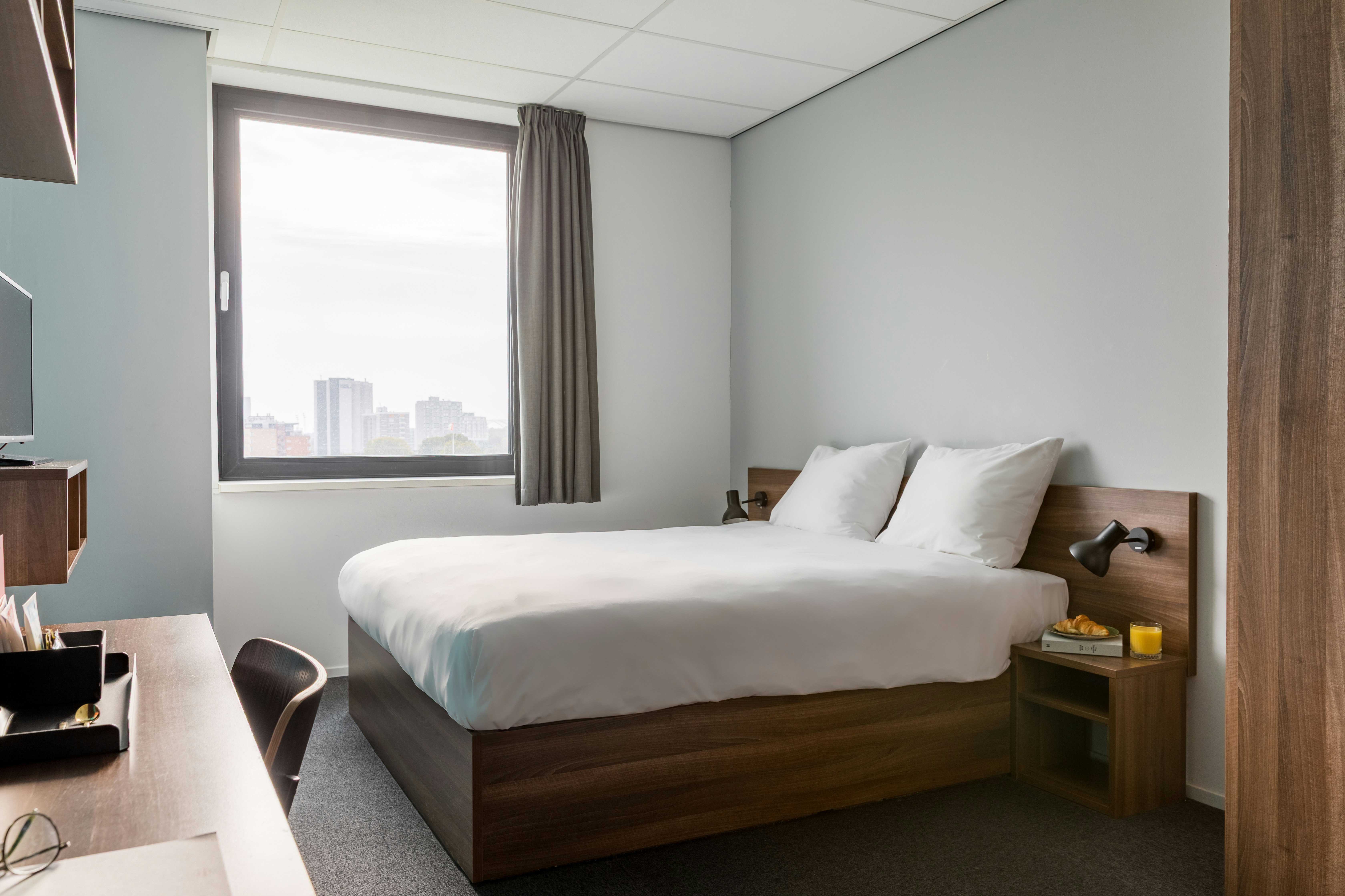 DELUXE, QUEEN BED