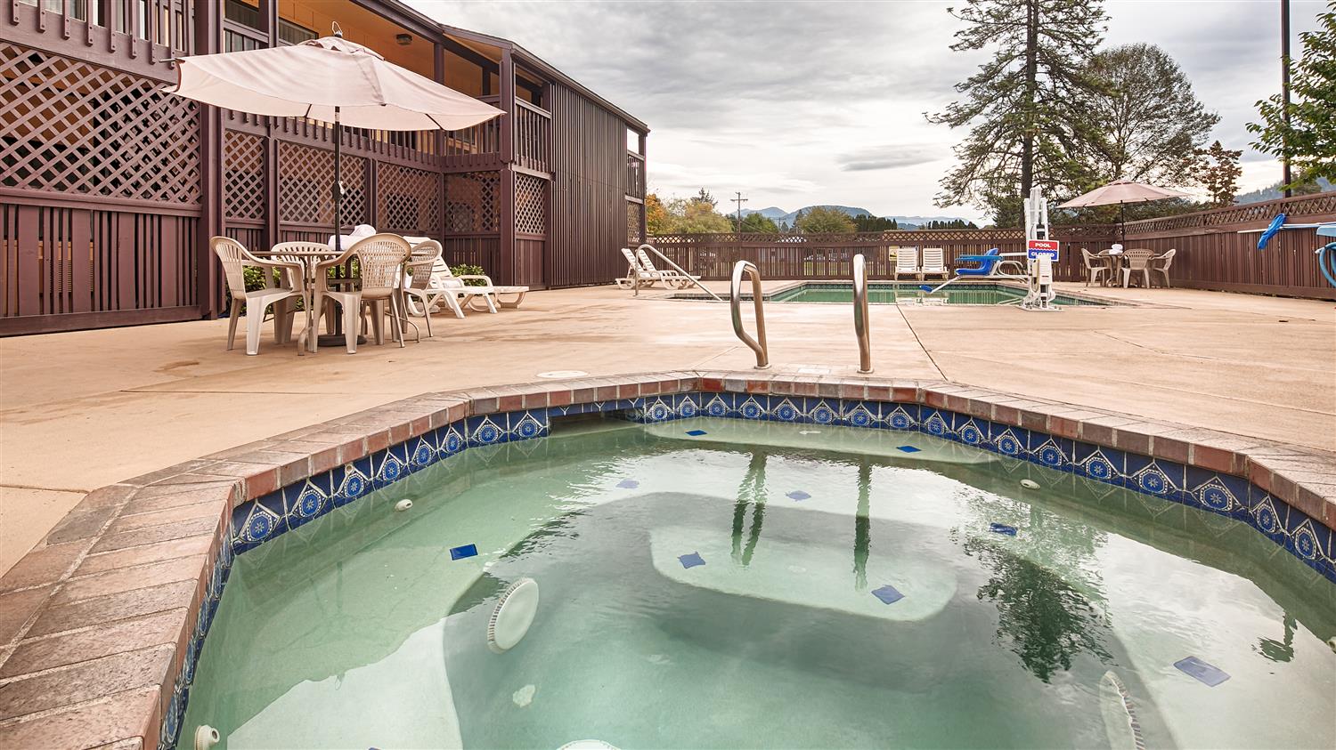 Oakridge Inn and Suites 3/9