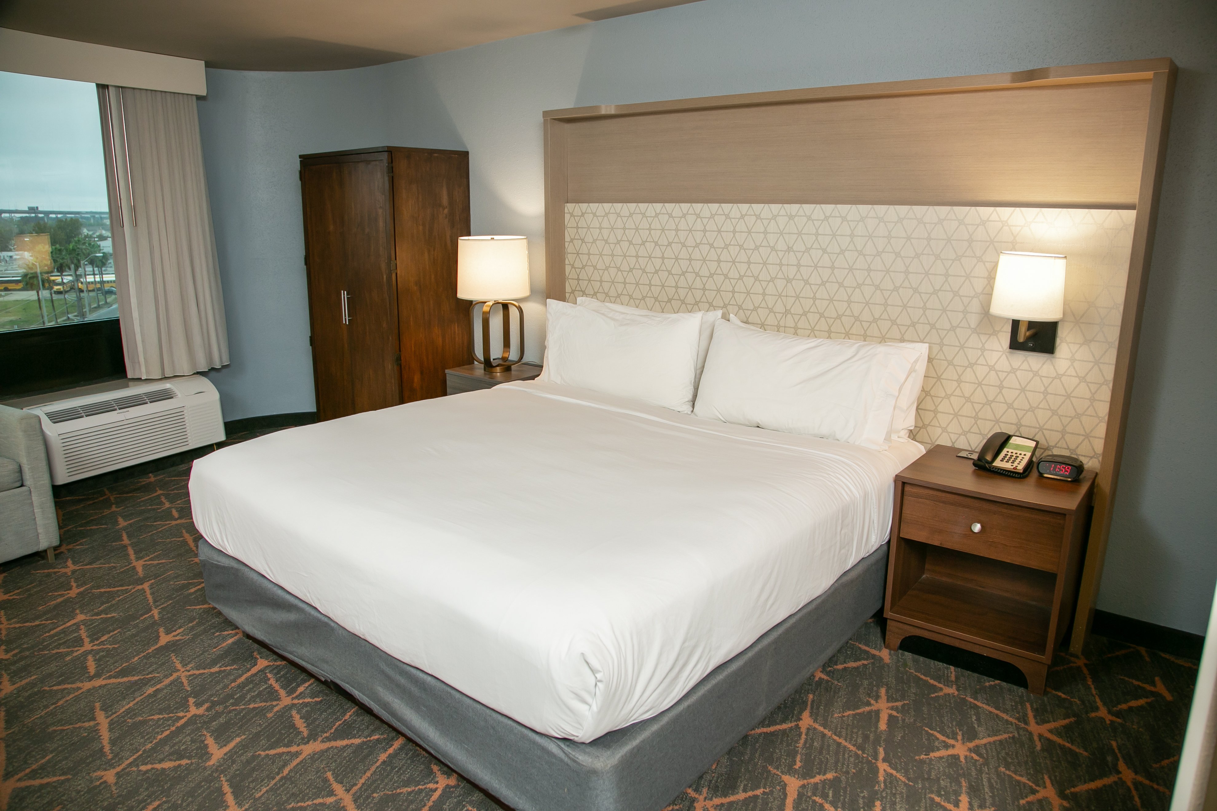 Holiday Inn New Orleans West Bank Tower 29/79