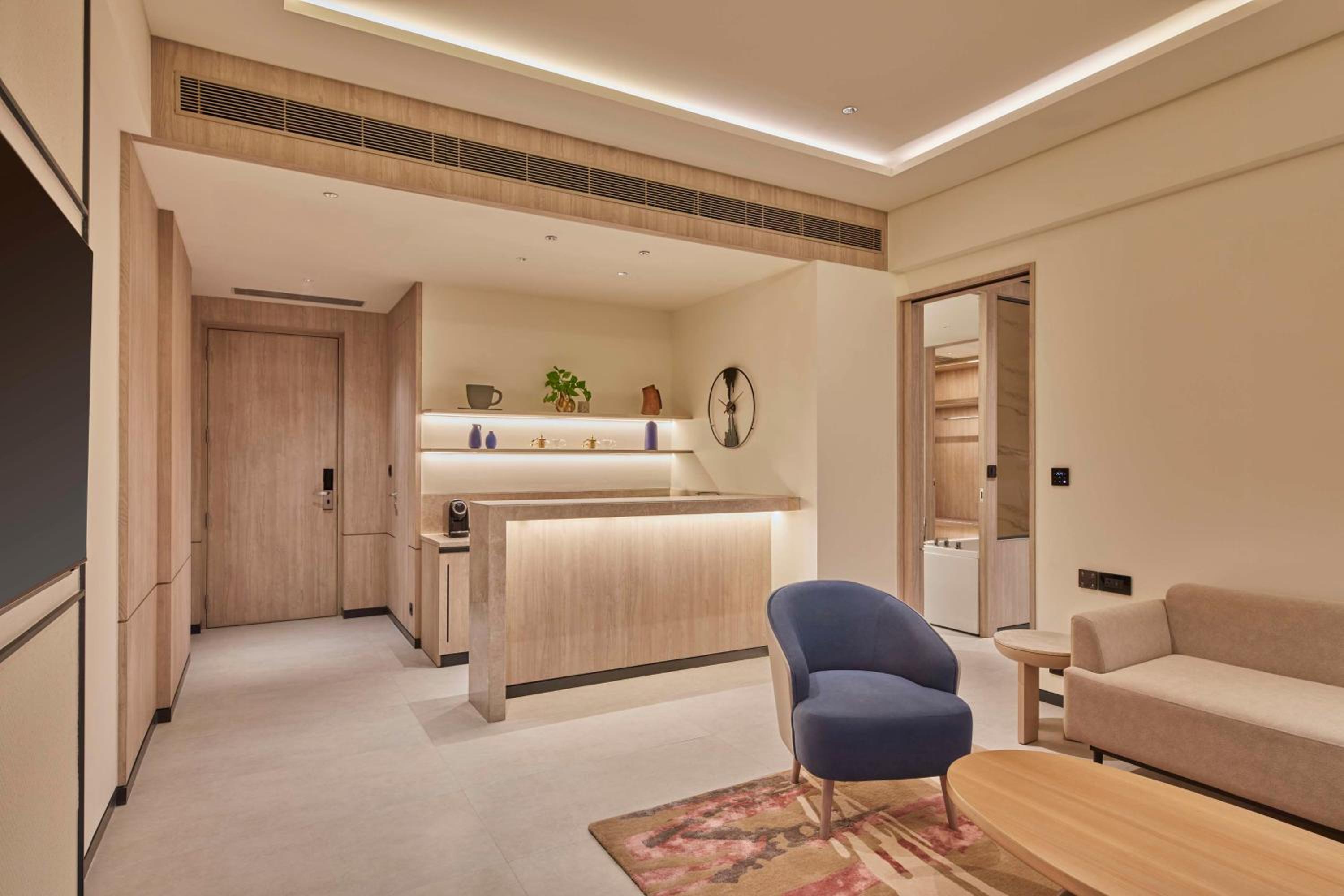 Premium, Suite, King Bed, Balcony, Lounge Access, Hilton Gurugram Baani City Centre 2/4
