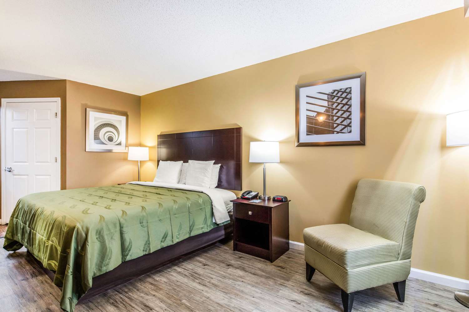 Quality Inn Bessemer I-20 exit 108 20/34