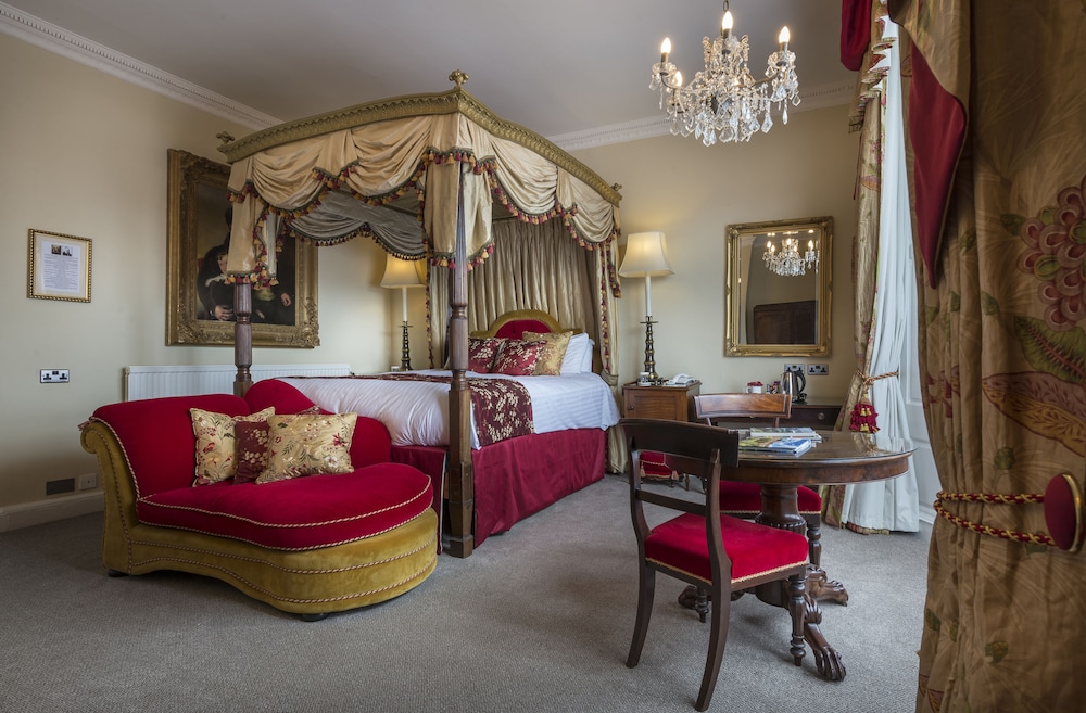 The Golden Fleece Hotel 31/50