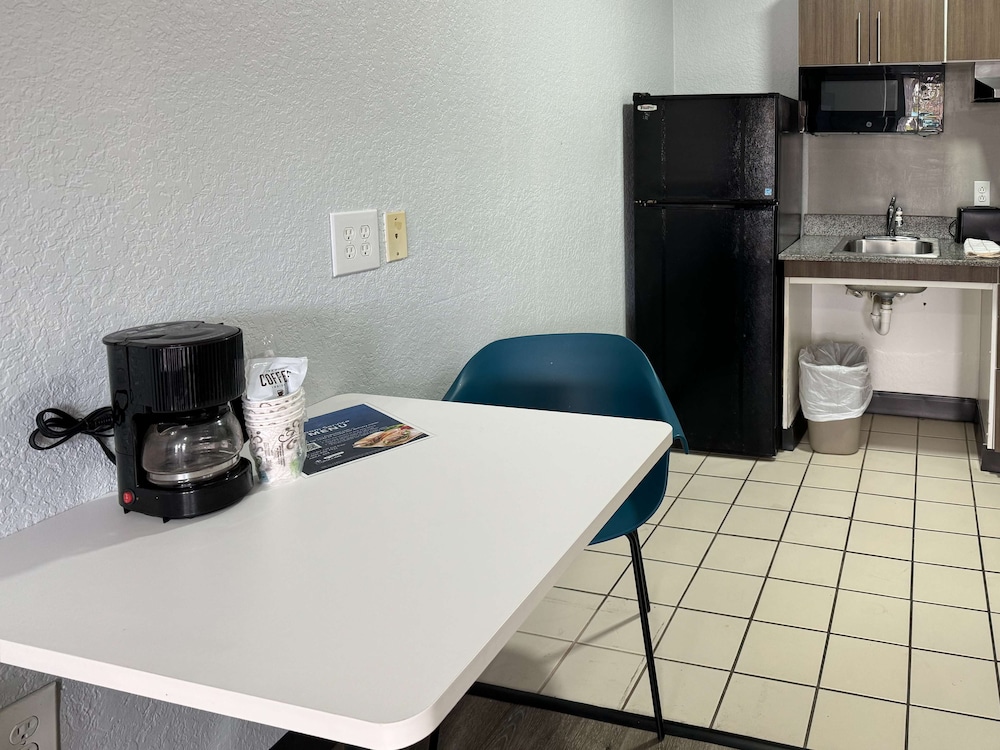 Studio 6 Extended Stay - West Palm Beach, FL 31/52