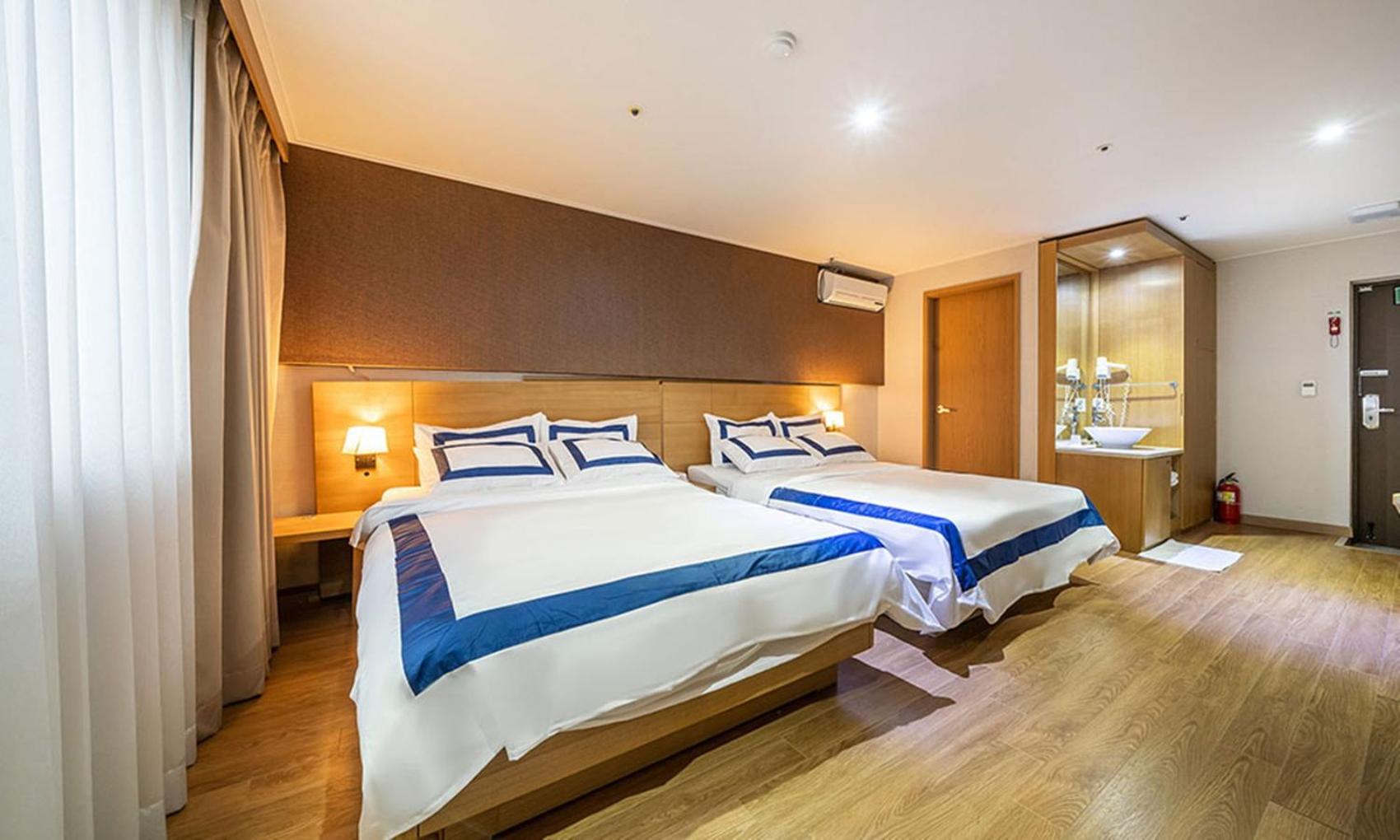 Royal, Twin Beds