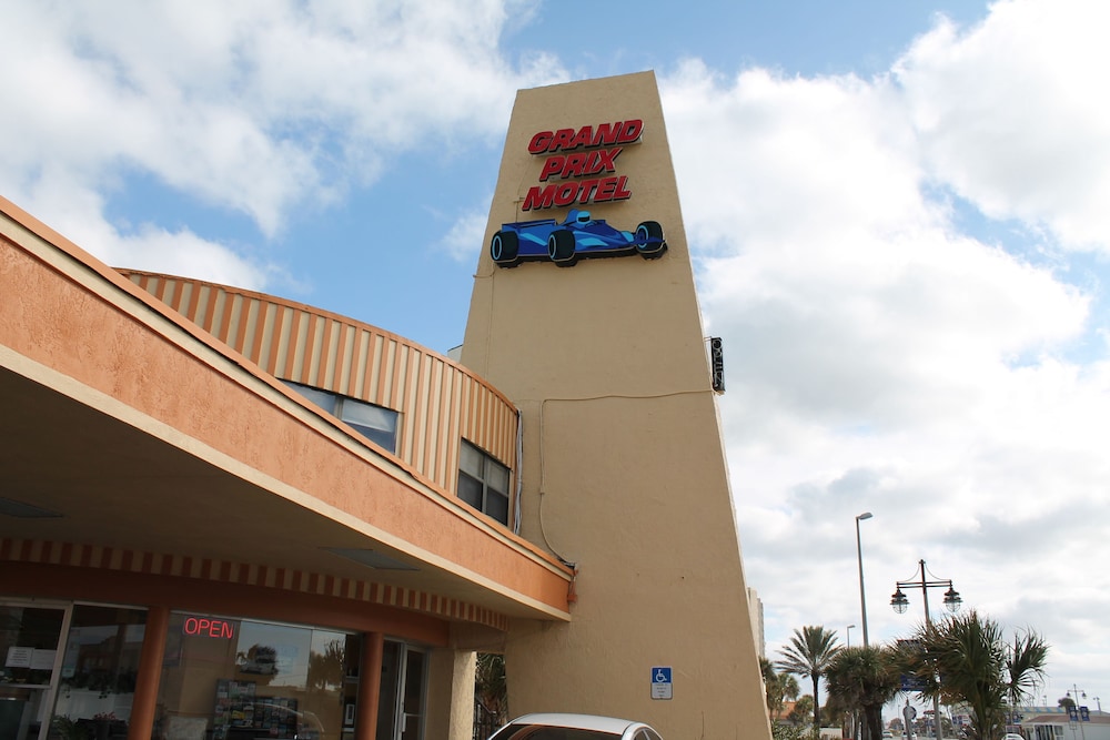 Grand Prix Motel on the Beach 4/48