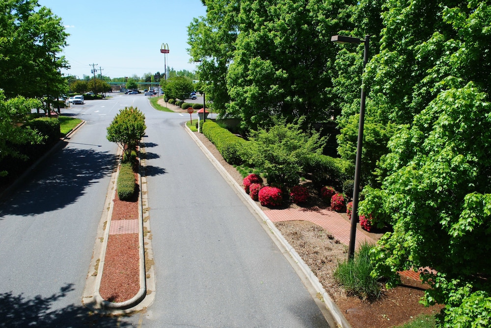 Village Inn Clemmons/Winston Salem, Trademark Collection by Wyndham 67/69