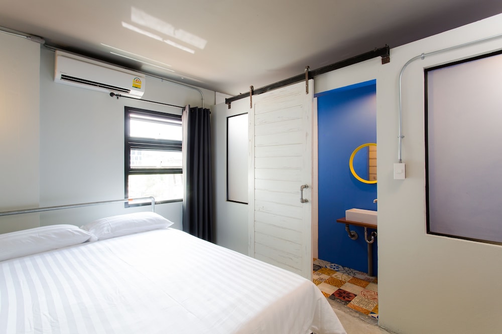 ROOM, DOUBLE BED