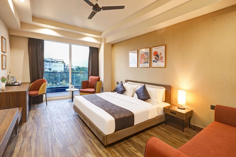 Saltstayz Premier Sector 42 - Golf Course Road 26/62