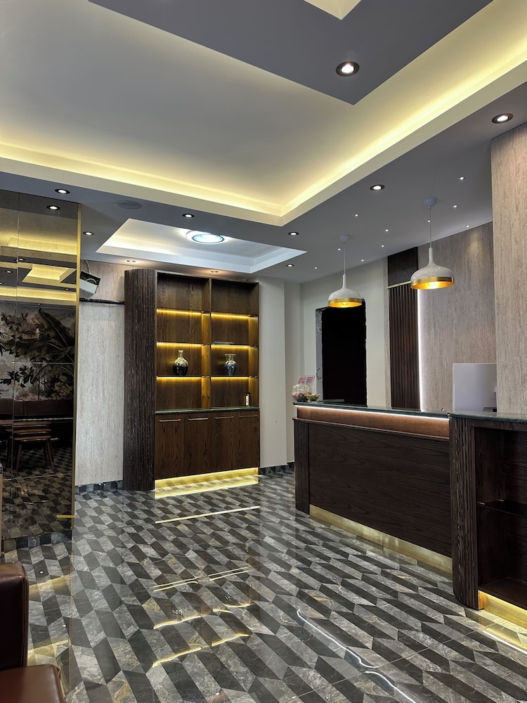 Peradise Hotel 10/50