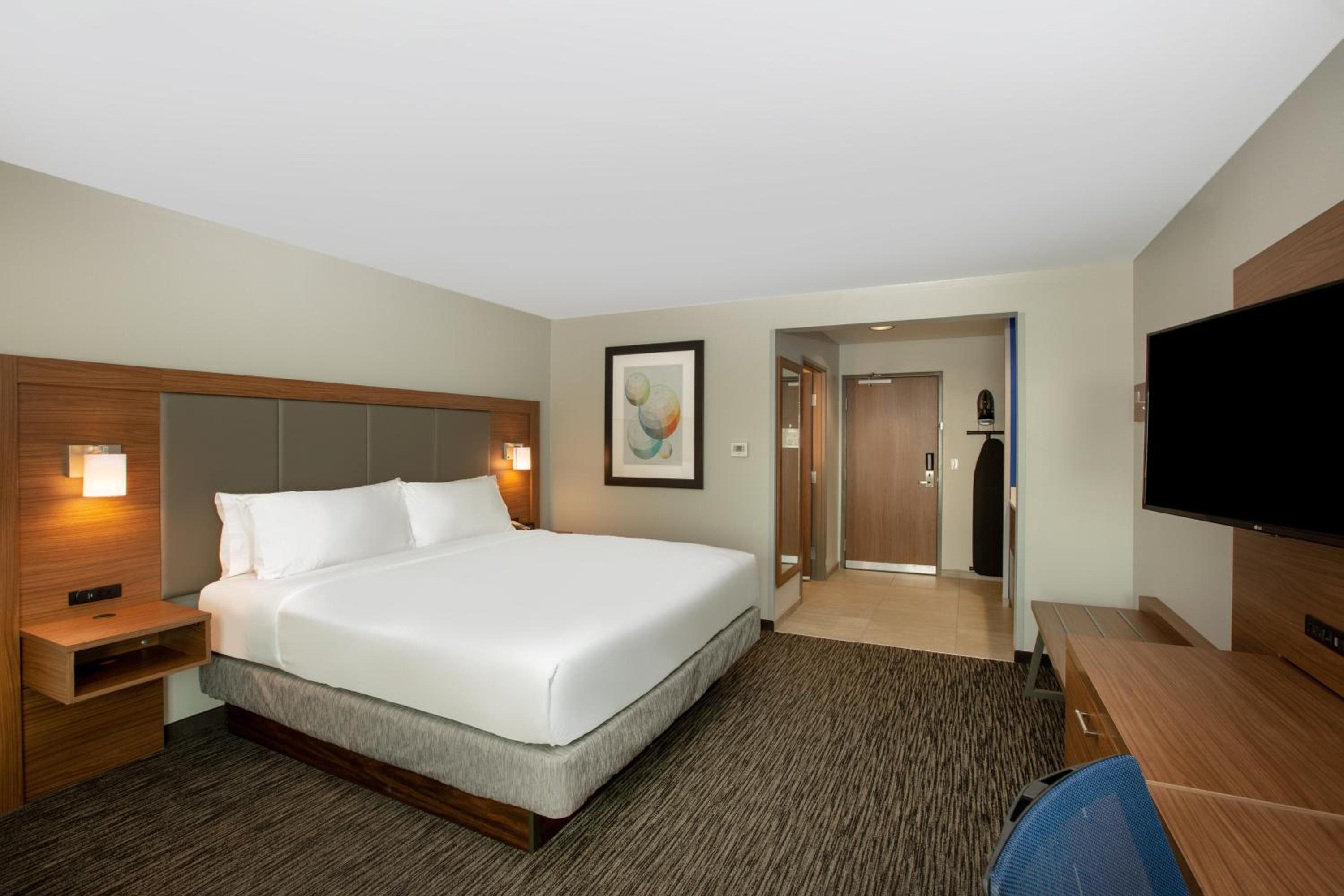 غرفة بسرير كينج مع أريكة لذوي الإعاقة