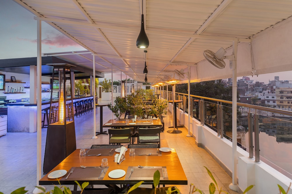 A Lake View Hotel Rajdarshan 33/49