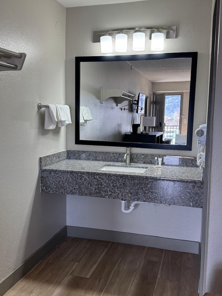 Super 8 by Wyndham Charleston WV 33/34