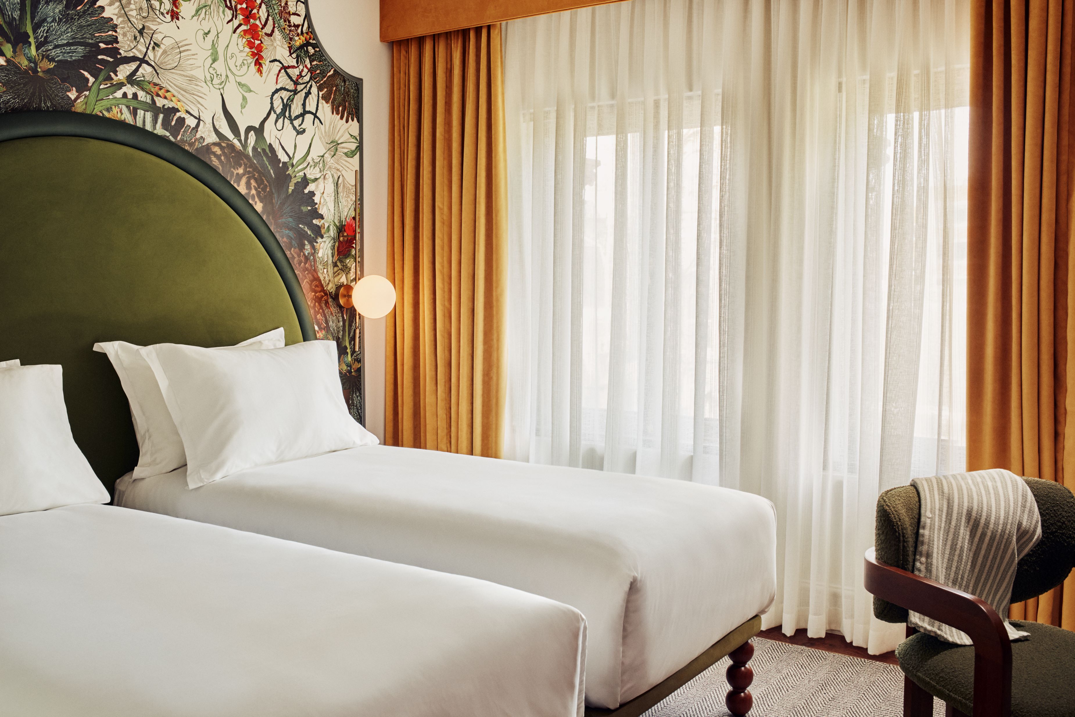 GENERAL ADMISSION, TWIN BEDS, CITY VIEW