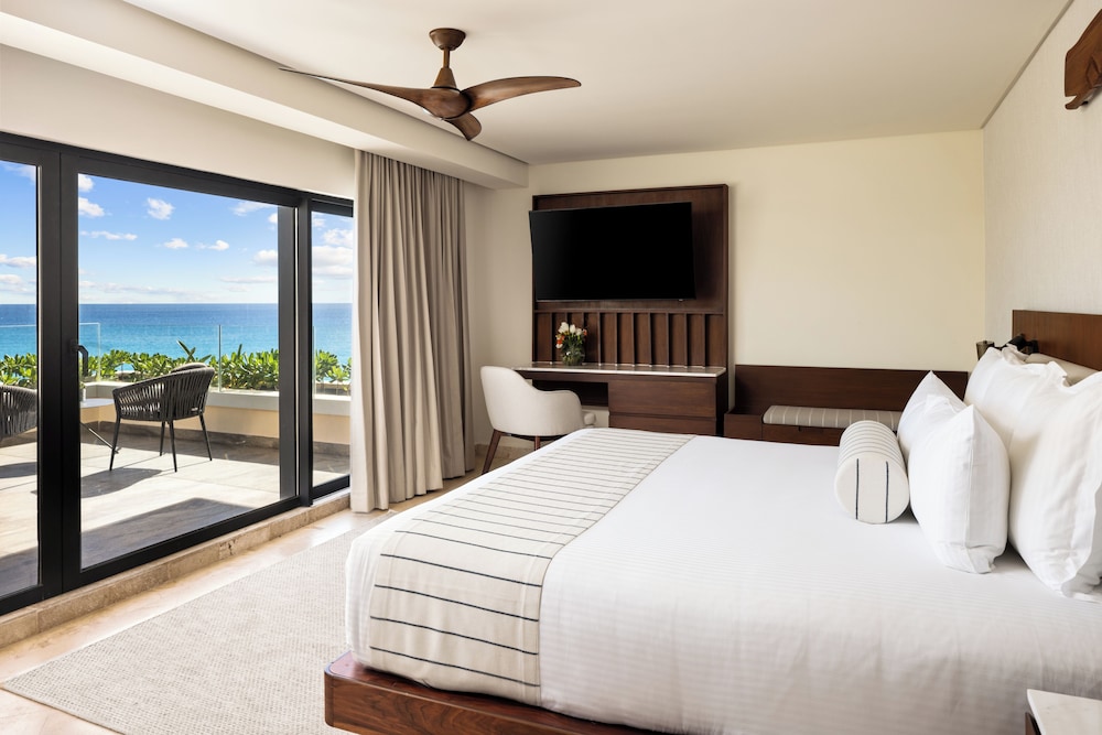 Preferred Club, Premium, King Bed, Ocean Front, Plunge Pool, Terrace