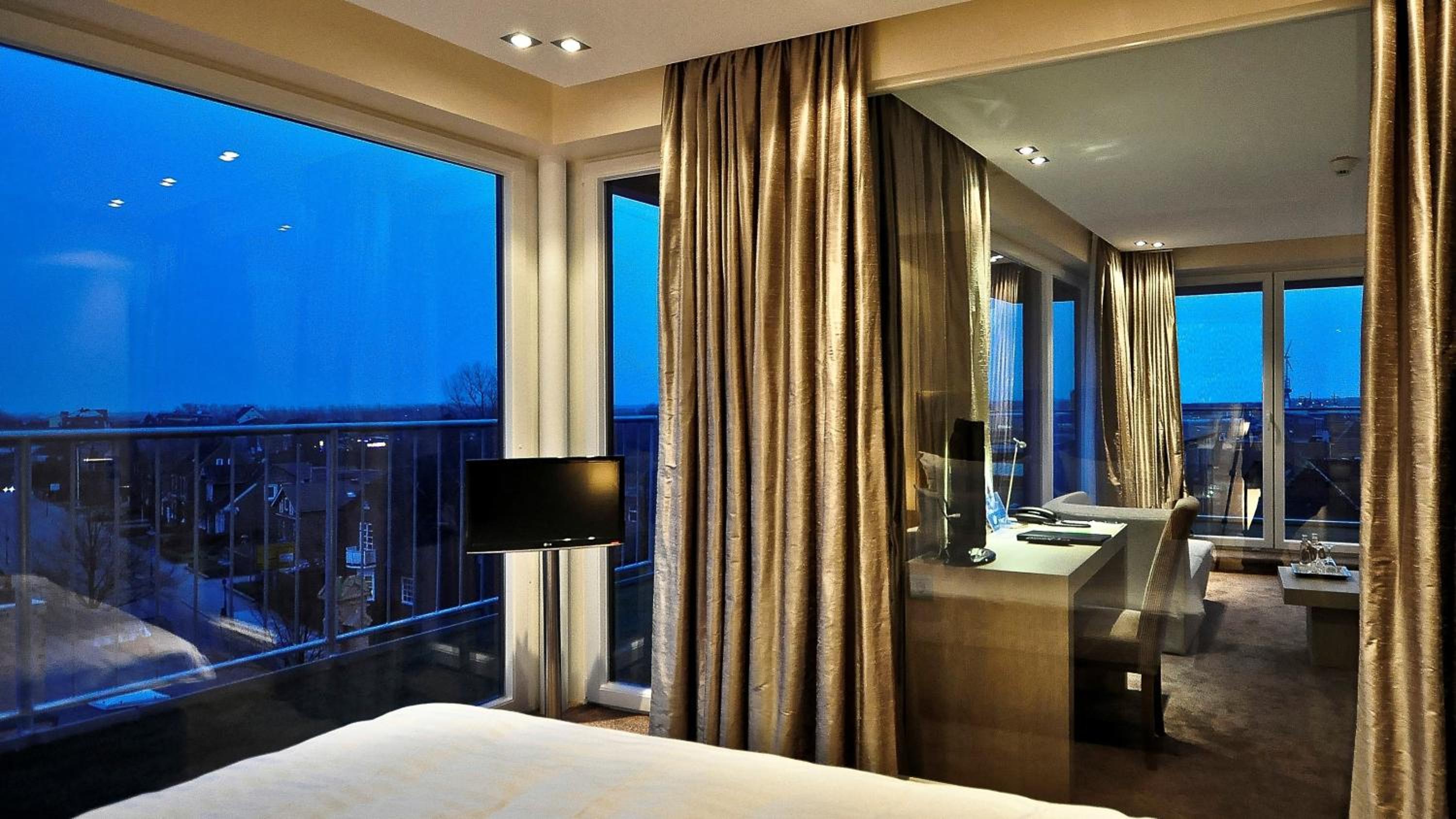 Panorama, Suite, with View, Balcony