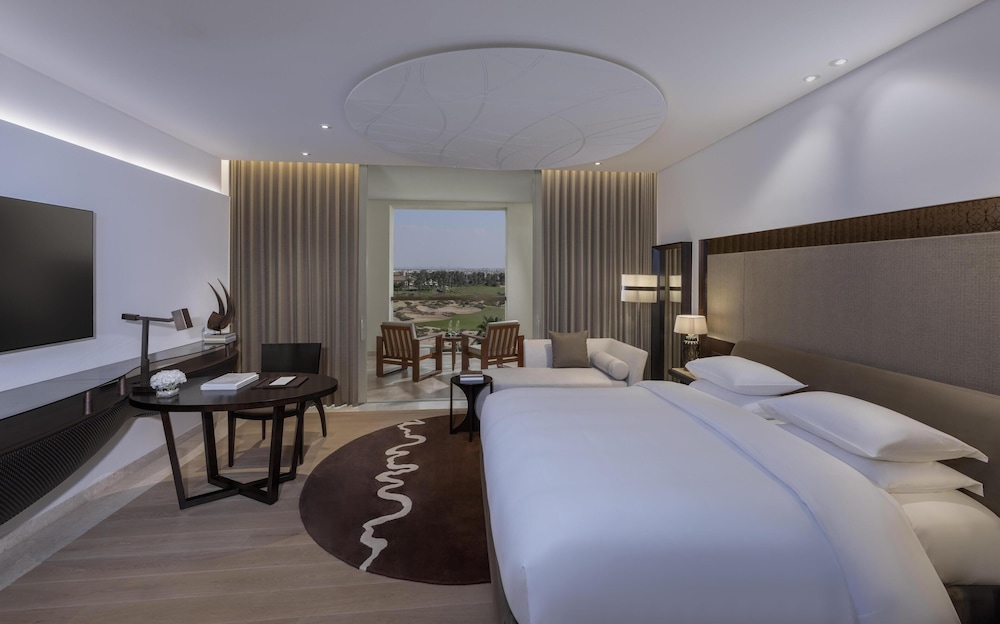 Room, King Bed, Golf Course View، Park Hyatt Abu Dhabi Hotel & Villa - Saadiyat island 3/9