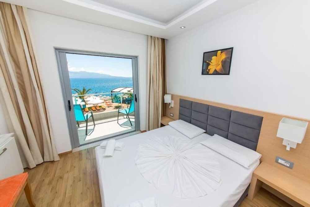ROOM, QUEEN BED, SEA VIEW, BALCONY