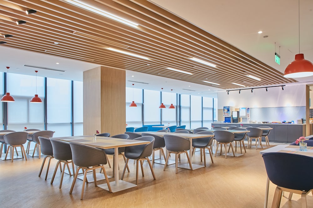Holiday Inn Express Hangzhou Jiuzhou 25/40