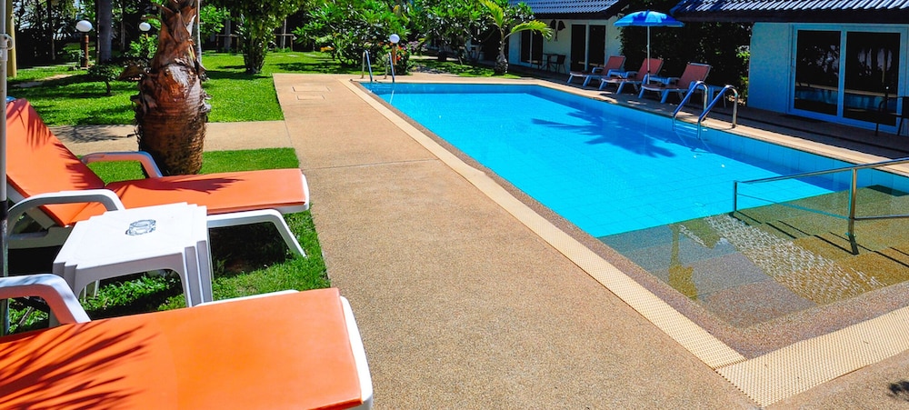 Phuket Airport Hotel 45/74