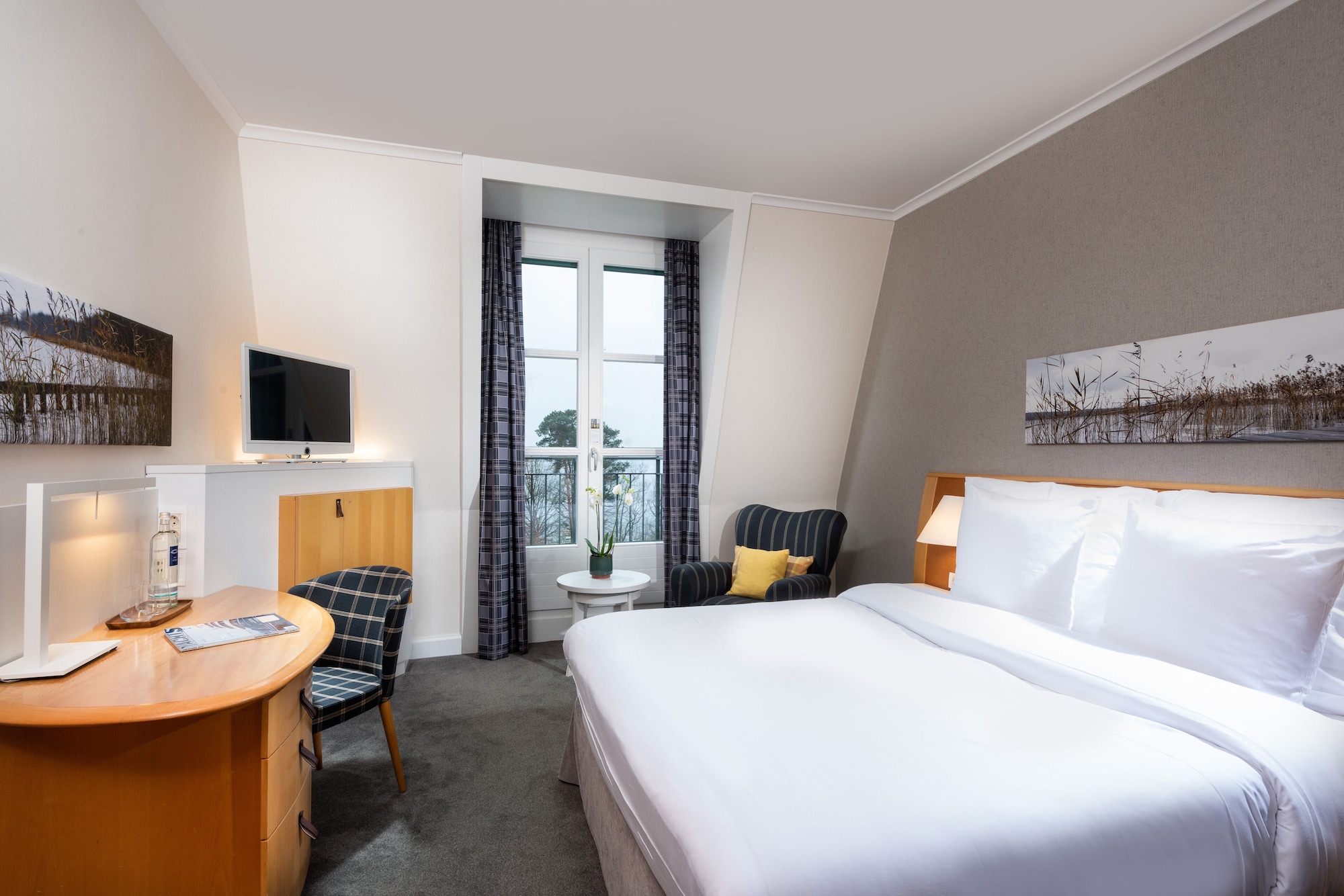 Superior, Queen Bed, Lake Side