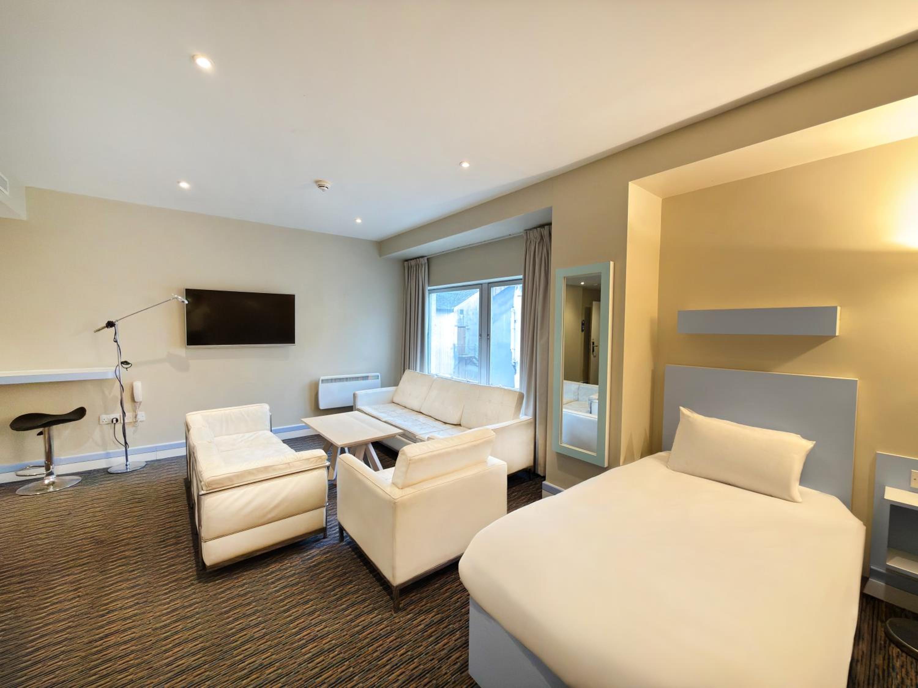 ROOM, QUADRUPLE