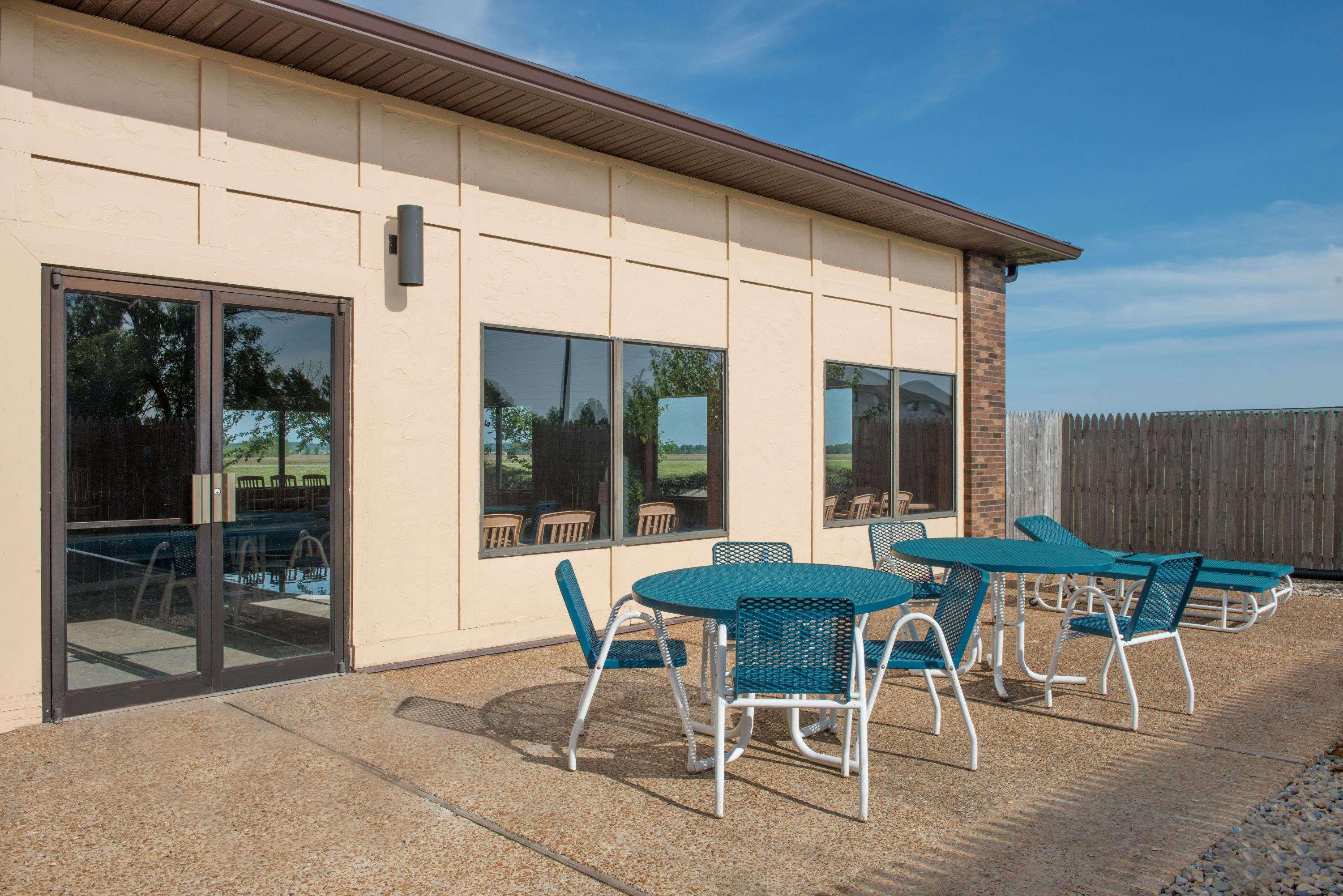 Days Inn By Wyndham Pontoon Beach 16/17