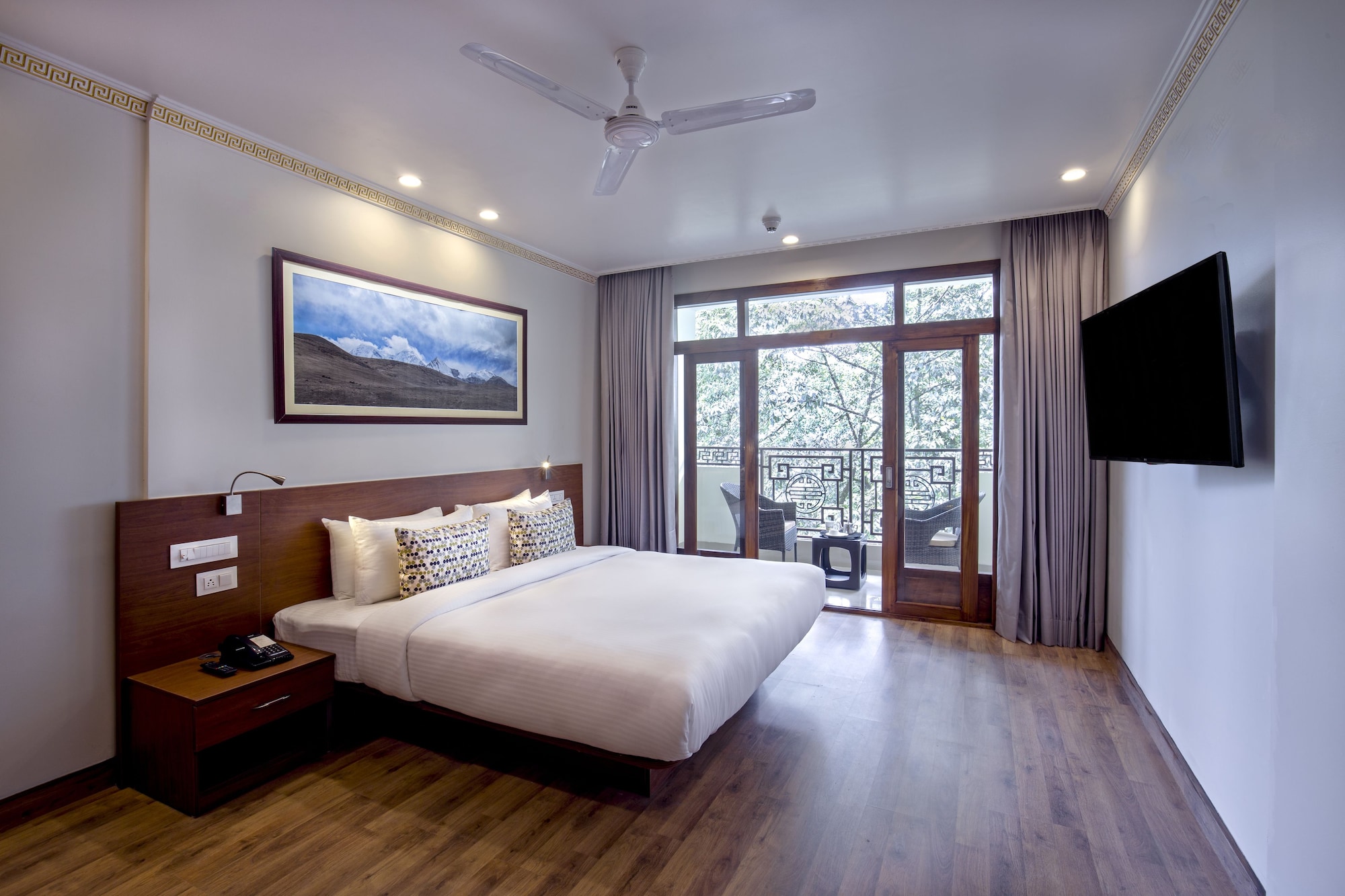 EXECUTIVE, SUITE