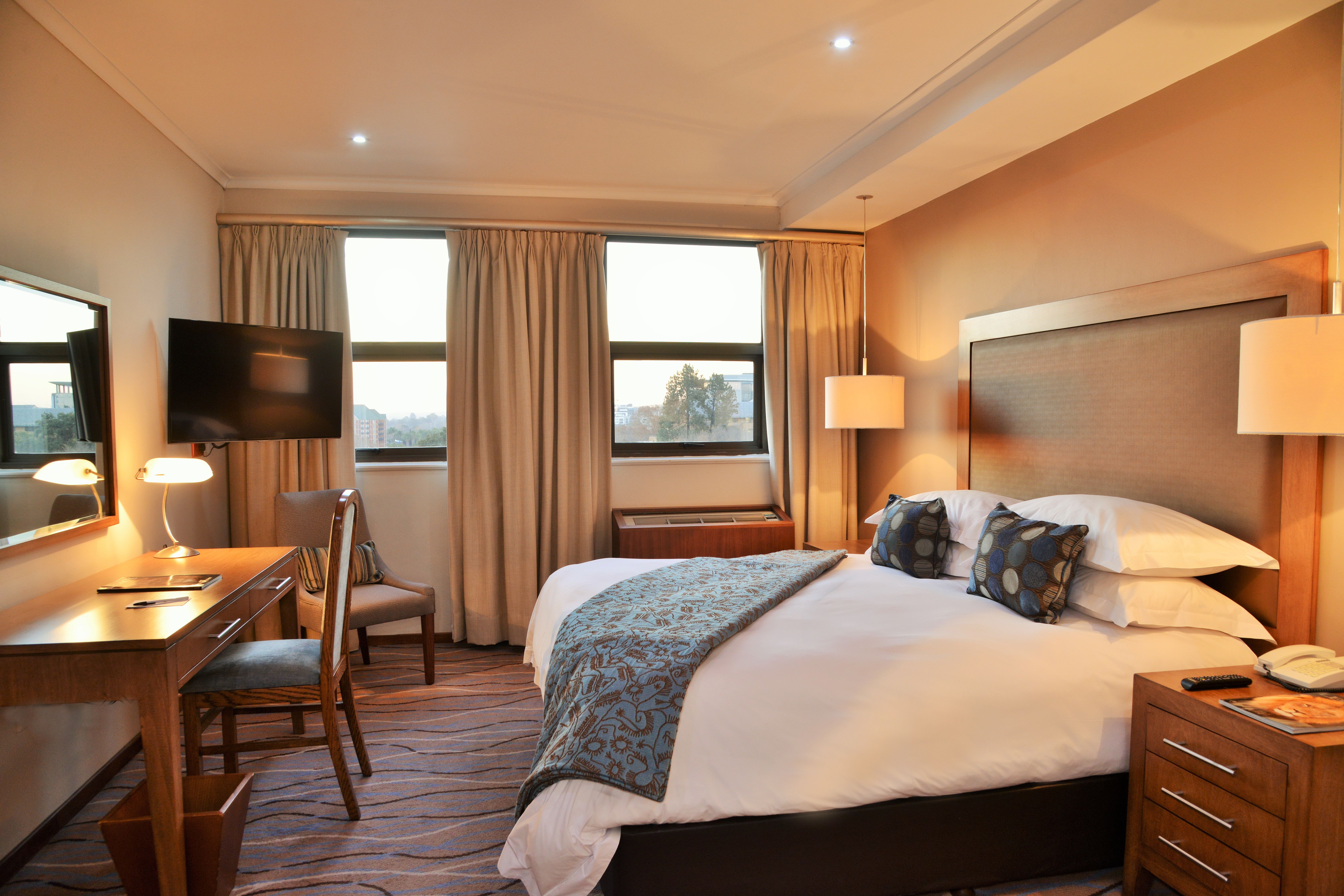 LUXURY, KING BED