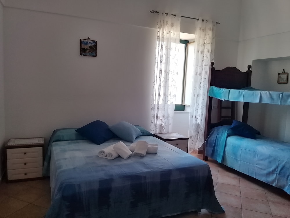 Capri, 2 Double and Twin Beds, Sea View