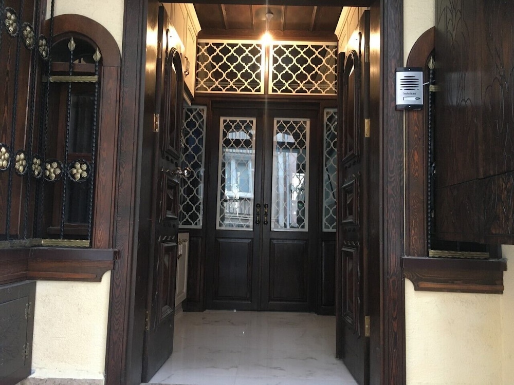 Guner Hotel 11/42
