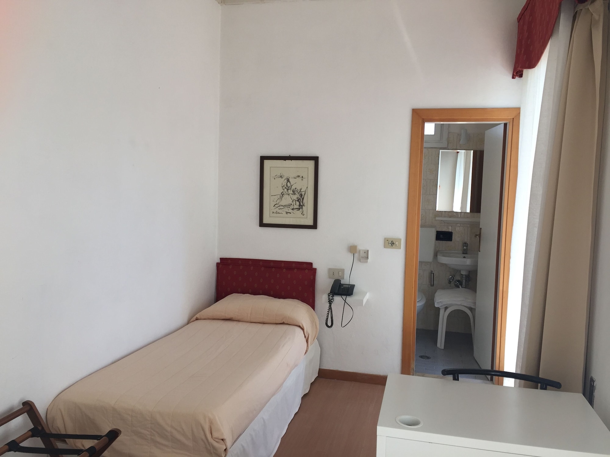ROOM, TWIN BEDS