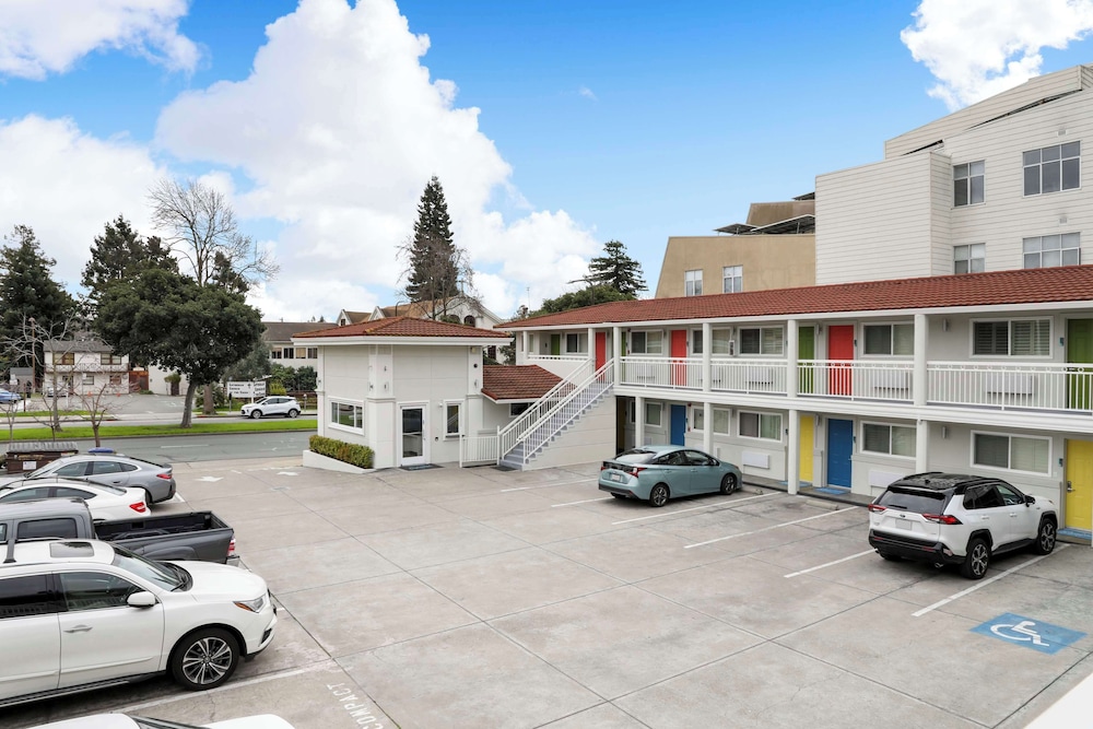 Signature Inn Berkeley 33/50