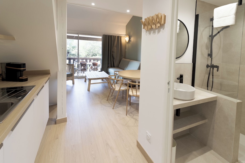 Renovated, Duplex, Premium, Apartment, 1 Queen and 1 Bunk Bed, Partial Sea View, Sofa