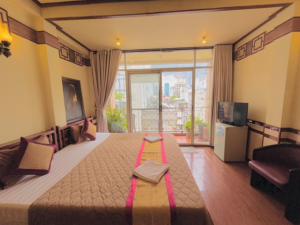 DELUXE, DOUBLE OR TWIN BED