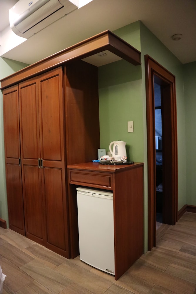 Paragon Hotel And Suites 9/50