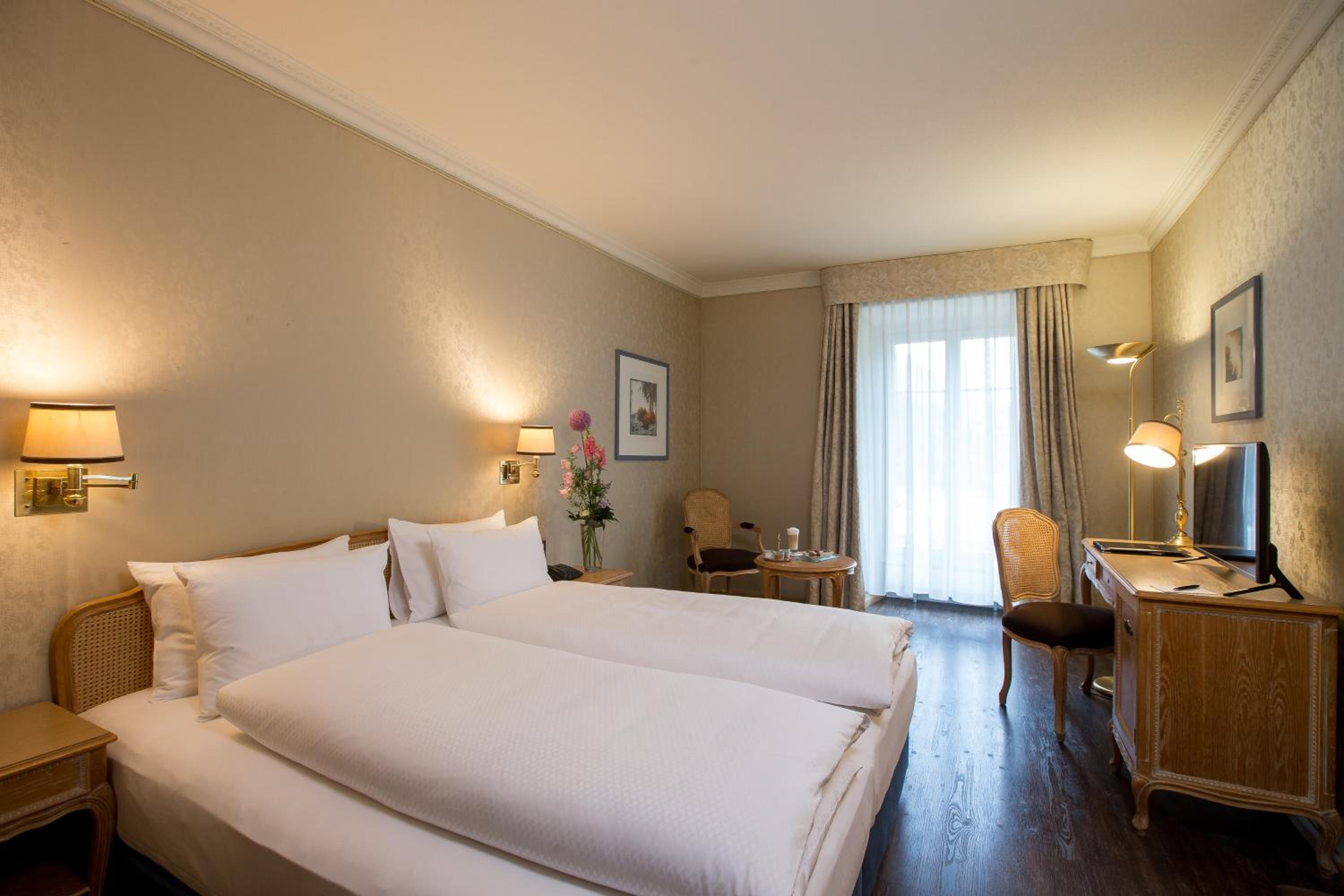 غرفة ديلوكس بسرير كينج بإطلالة على الجبل بشرفة، Grand Hotel Beau Rivage 3/10