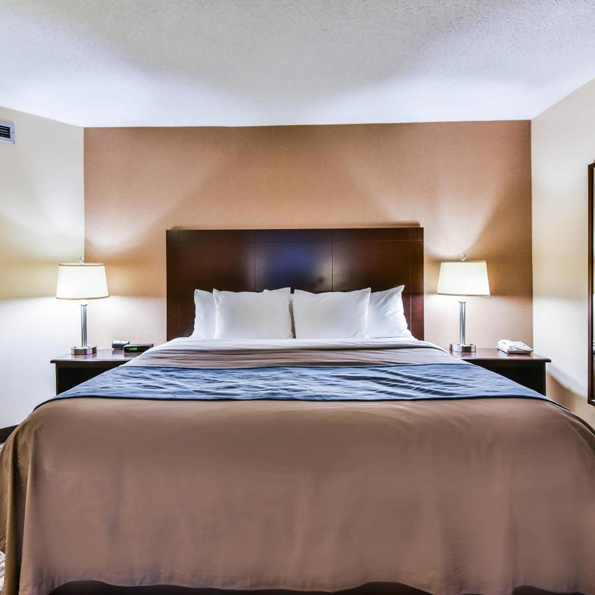 غرفة بسرير كوين في الطابق الأرضي